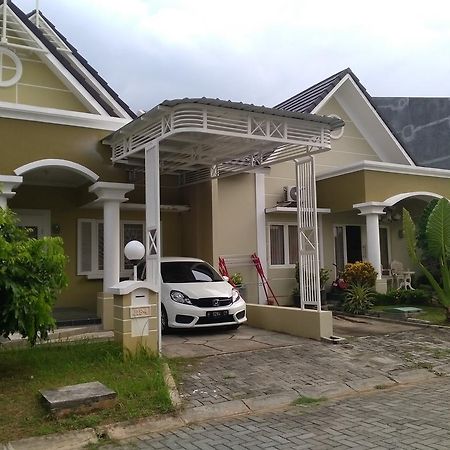 Jasmine Park Guest House Семаранг Екстериор снимка
