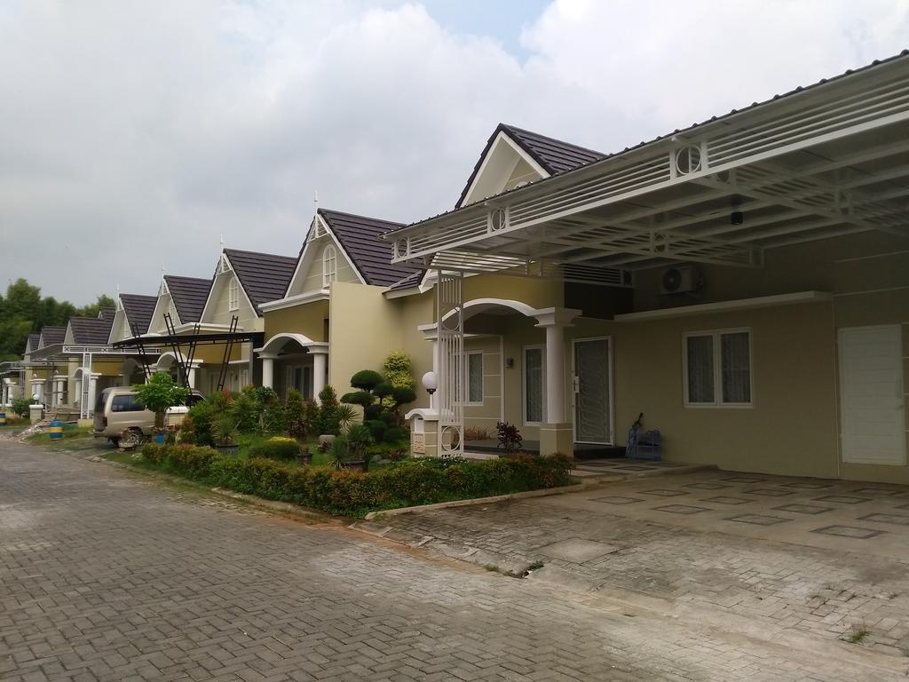 Jasmine Park Guest House Семаранг Екстериор снимка