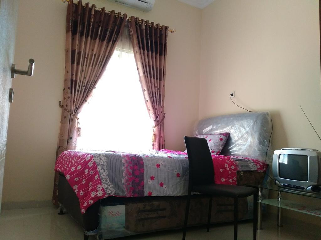 Jasmine Park Guest House Семаранг Екстериор снимка