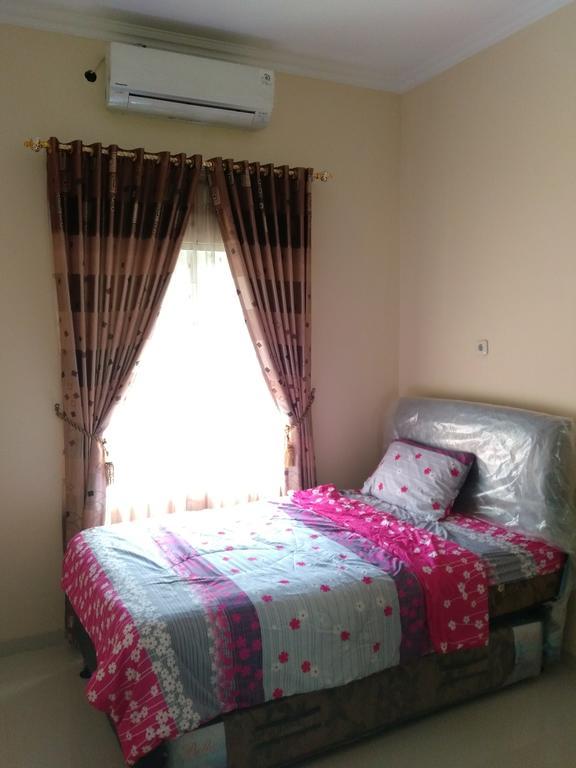 Jasmine Park Guest House Семаранг Екстериор снимка