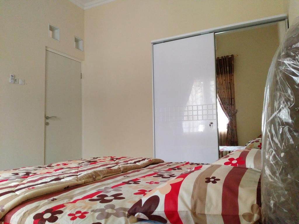 Jasmine Park Guest House Семаранг Екстериор снимка