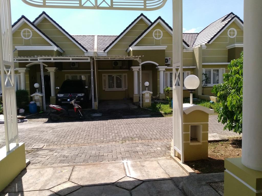 Jasmine Park Guest House Семаранг Екстериор снимка