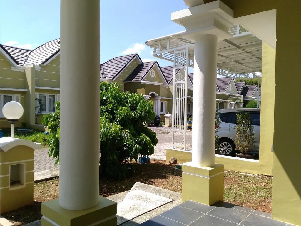 Jasmine Park Guest House Семаранг Екстериор снимка