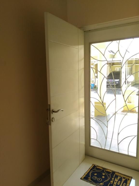 Jasmine Park Guest House Семаранг Екстериор снимка