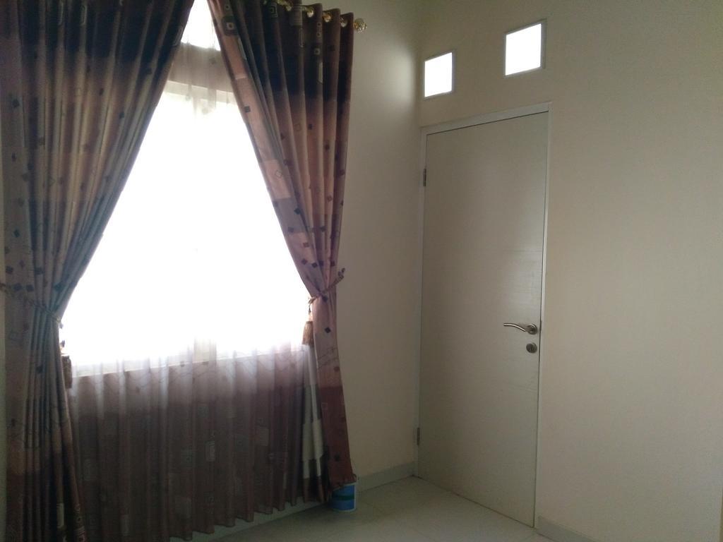 Jasmine Park Guest House Семаранг Екстериор снимка