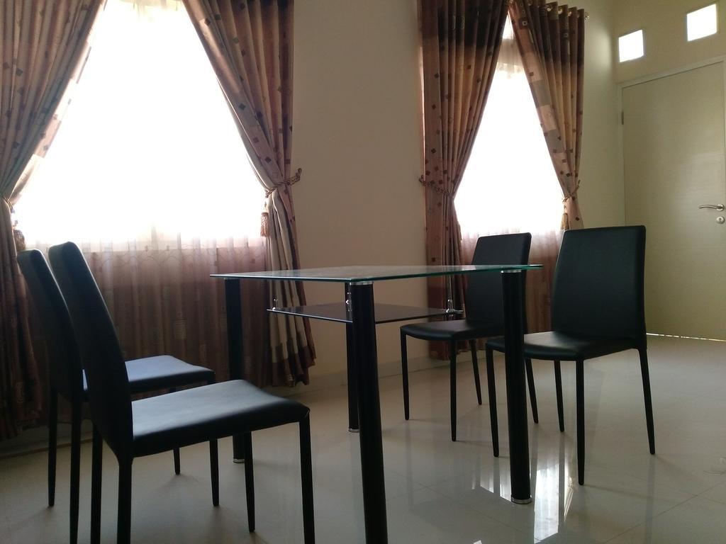 Jasmine Park Guest House Семаранг Екстериор снимка